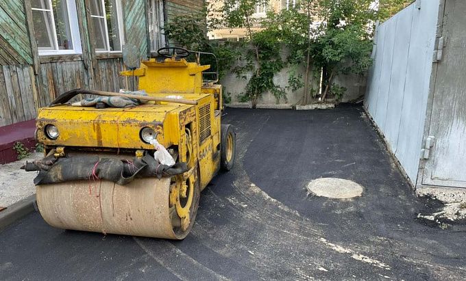 В Улан-Удэ неутомимые дорожники уложили асфальт во время ливня