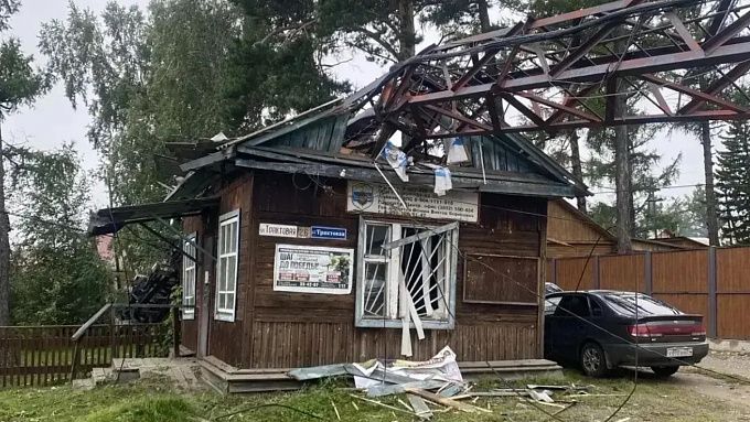 В Бурятии сотовая вышка упала на здание администрации