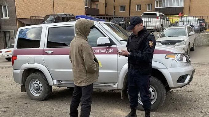 Неизвестные напали с ножом на мужчину в подъезде дома в Улан-Удэ