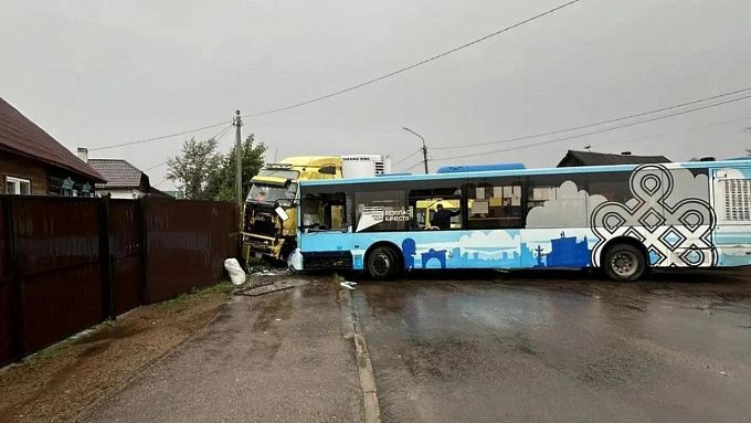 Водителя заблокировало в автобусе после ДТП с грузовиком в Улан-Удэ