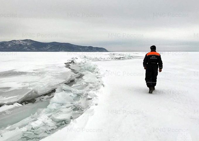 На Байкале «Тойота» угодила в трещину на льду
