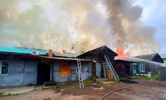 В Бурятии загорелся магазин. Пламя уничтожило 750 кв.м.