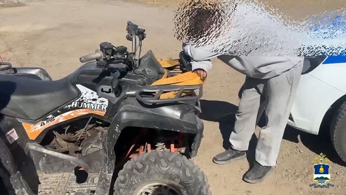 15-летний квадроциклист устроил опасную езду на дороге в селе Бурятии