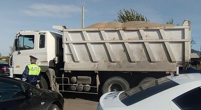 В Улан-Удэ продолжают штрафовать водителей, оставляющих «шлейф» из мусора
