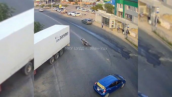 Мотоциклист влетел в машину в Улан-Удэ