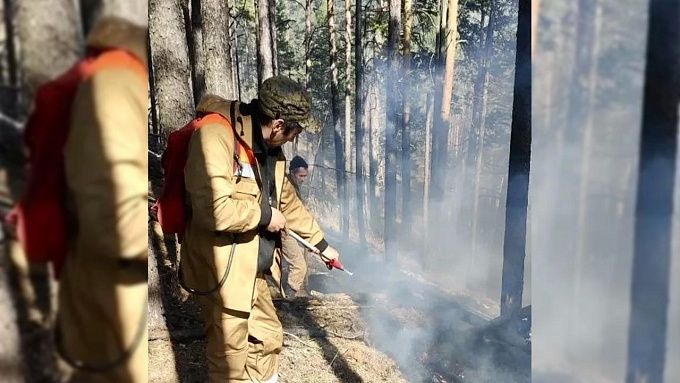 Два лесных пожара уничтожают тайгу в Бурятии