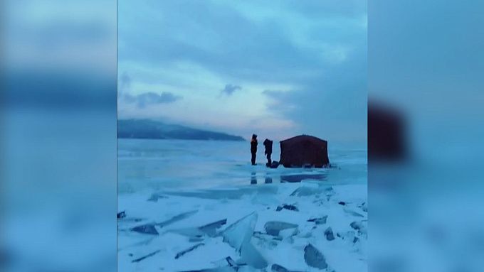 Восемь туристов застряли на льду Байкала