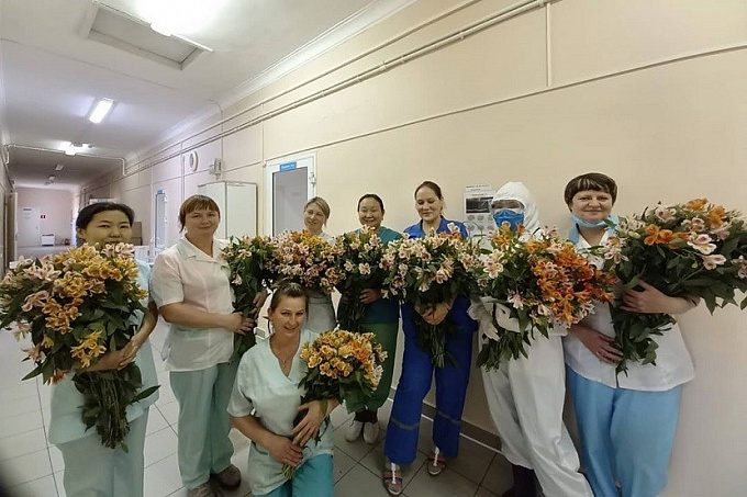 В Бурятии медработникам подарили цветы