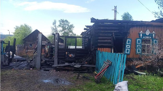Крупный пожар оставил без дома многодетную семью из Бурятии