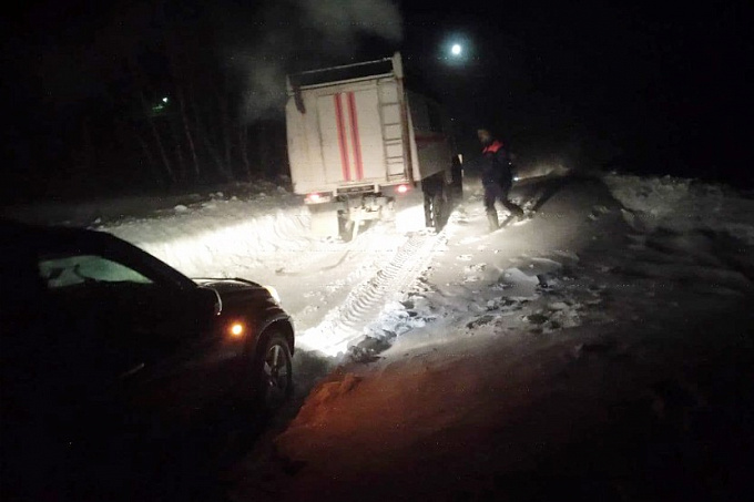 На севере Бурятии пять автомобилей угодили в снежный плен 