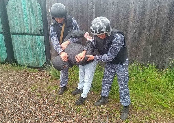 В Бурятии мужчина набросился на друга с ножом