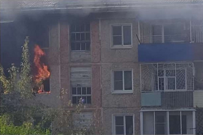 В Бурятии на крупном пожаре в многоэтажке погиб мужчина (ФОТО)