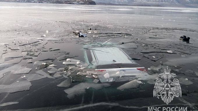 Автомобиль ушел под лед на Байкале