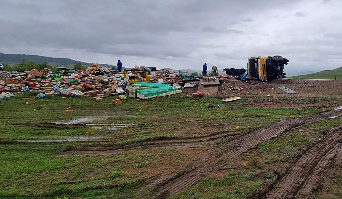Фура опрокинулась и потеряла весь свой груз в Бурятии