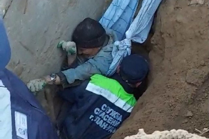 В Улан-Удэ мужчину с головой замуровало в глубокой яме