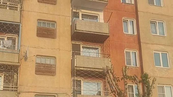 Житель Бурятии жарил шашлык на балконе многоэтажки и поплатился за это рублем