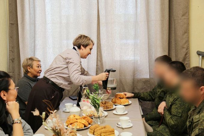 «Вкус заботы»: в Бурятии женщины-депутаты навестили военнослужащих