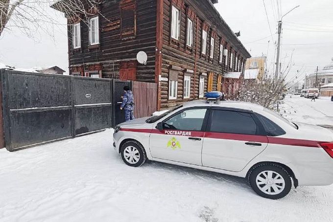 В Улан-Удэ сбежавшего от принудительного лечения мужчину выдала пачка снеков