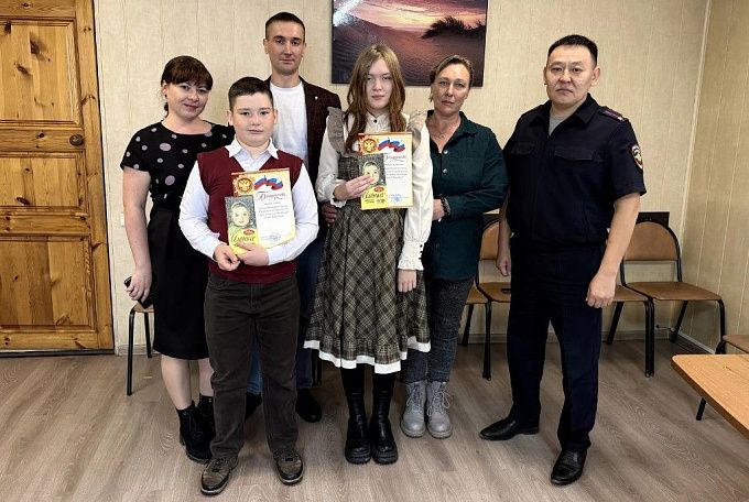Честный поступок: в Бурятии школьники нашли кошелек и сдали его в полицию