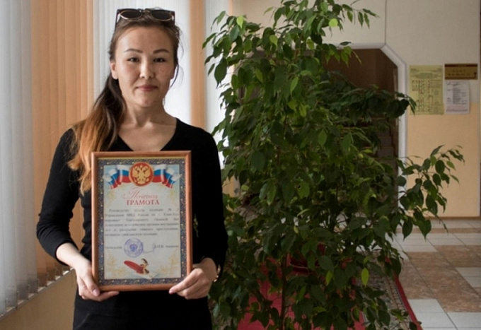В Улан-Удэ наградили женщину, сумевшую задержать двух воров