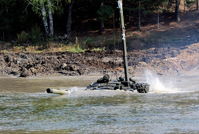 В Забайкалье инструктор погиб в заглохшем под водой танке