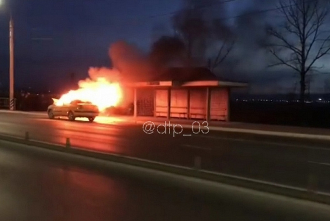 В Улан-Удэ такси сгорело на остановке (ФОТО)