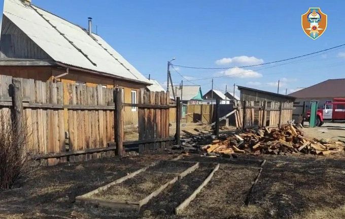 Из-за возгорания сухой травы едва не пострадал жилой дом в пригороде Улан-Удэ