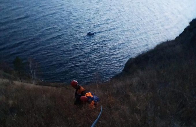 На Байкале спасатели сняли со скалы туристку из Санкт-Петербурга