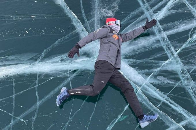 Житель Твери, победивший рак, установил рекорд в ультрамарафоне по льду Байкала