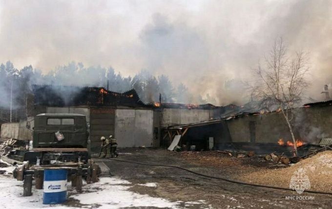 В Улан-Удэ горели гаражные боксы и склад на площади в 700 кв. метров 