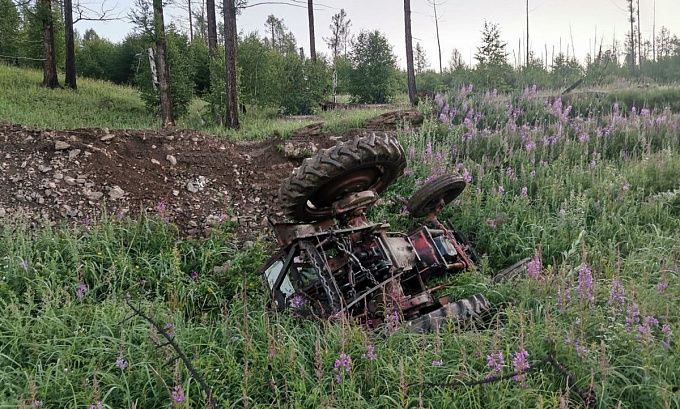 В Бурятии водитель погиб в перевернувшемся тракторе