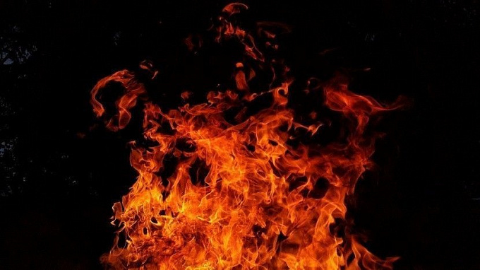 В Иркутске при пожаре спасли дедушку, едва не погибшего в огне
