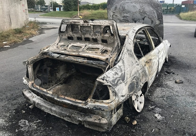 Мотоцикл и машина сгорели в гараже в Бурятии
