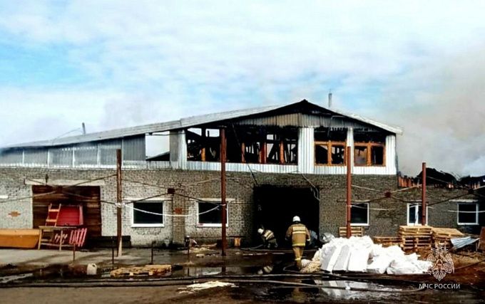 В Бурятии крупный пожар на заводе тушили 12 часов