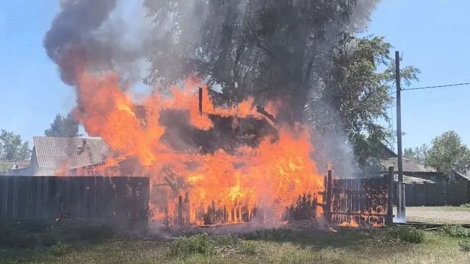 Дом и курятник сгорели дотла в районе Бурятии
