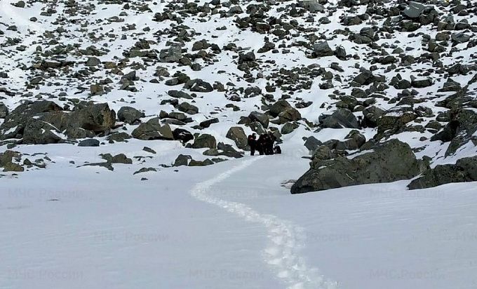 Турист с травмой спины и рук оказался один в горах Бурятии