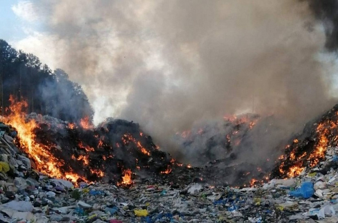 В Бурятии горит мусорный полигон 