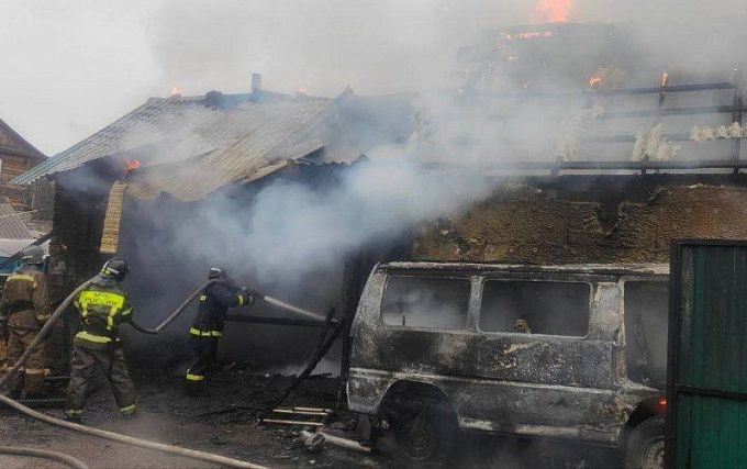 Пожар уничтожил жилой дом и автомобиль в Улан-Удэ