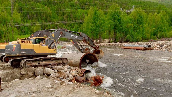 В районе Бурятии восстанавливают подтопленную дорогу