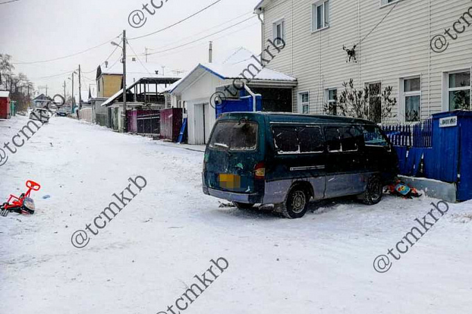 В Улан-Удэ микроавтобус сбил двух маленьких детей