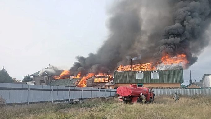 Крупный пожар тушат в селе Бурятии
