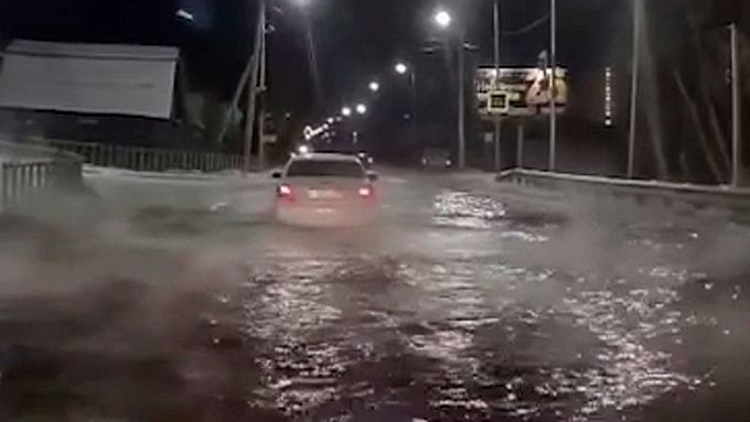 В Улан-Удэ затопило дорогу