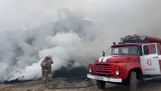 Тушение крупного пожара на полигоне в пригороде Улан-Удэ продолжается