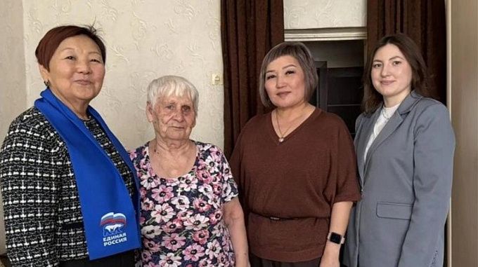 Труженица тыла отметила 95-летие в Улан-Удэ