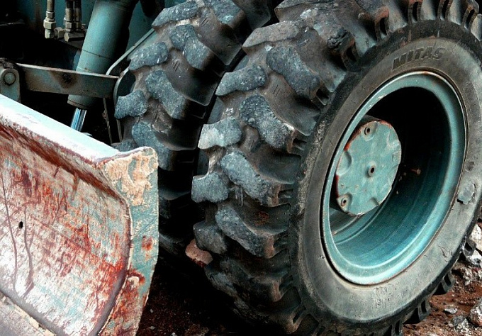 В Забайкалье 3-летний ребёнок выпал из трактора и погиб под колесами прицепа 