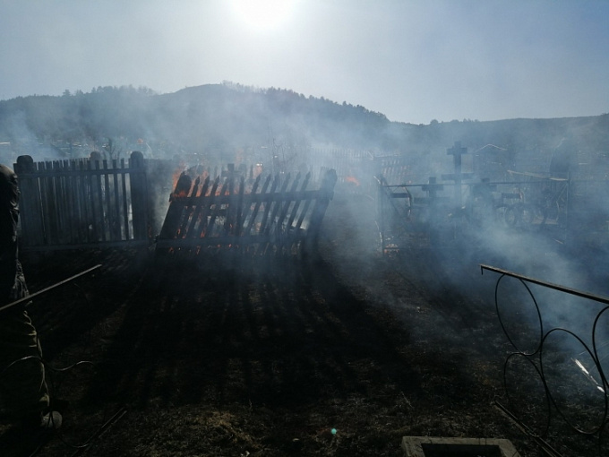 В Бурятии сельчане устроили пожар на кладбище