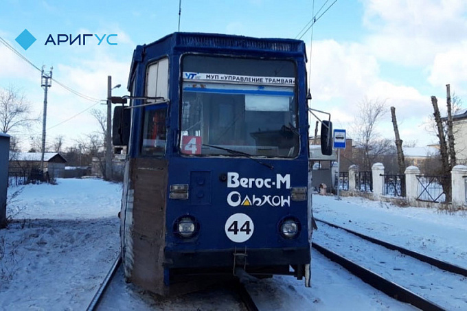Трамвай сошел с рельсов в Улан-Удэ (ФОТО)