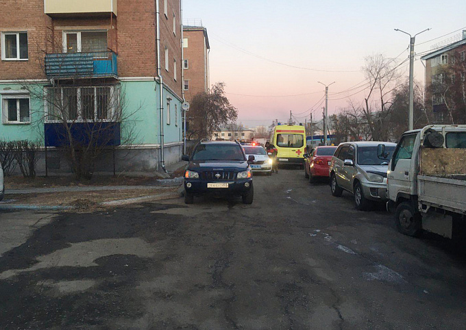 В Улан-Удэ водитель иномарки сбил парня прямо во дворе дома