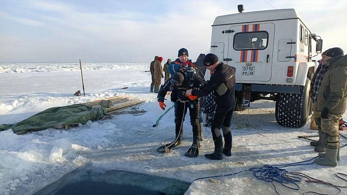 Тело утонувшего водителя достали из воды в Бурятии