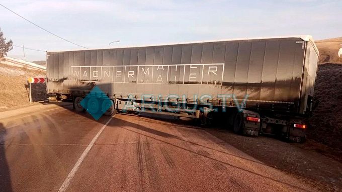 Фура перегородила дорогу в районе Бурятии